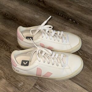 VEJA ESPLAR LEATHER WHITE PETALE WITH PINK ACCENTS